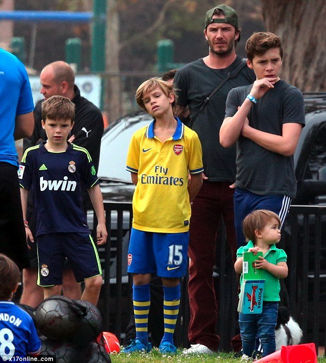 Beckham impotente al ver a su hija recibir patada durante partido mixto 