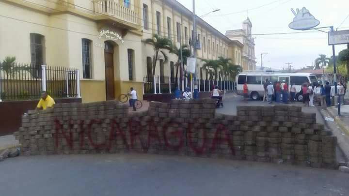 Grupos de pacifistas instalan barricadas en vías principales de Monimbó
