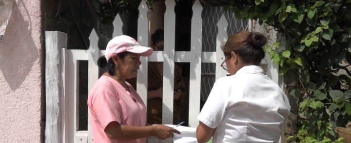 Familias del Barrio Santa Ana reciben consejos para eliminar zancudos