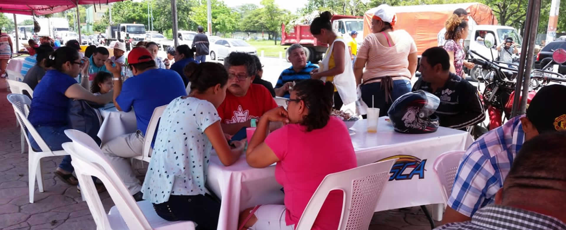 Familias disfrutan de la Feria del Mar en la Plaza 22 de Agosto Viva