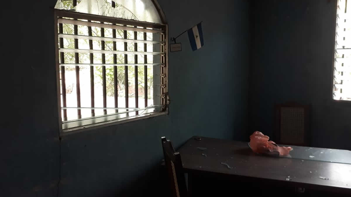 Vándalos derechosos dañan instalaciones de la policía en 'El Jicaral'