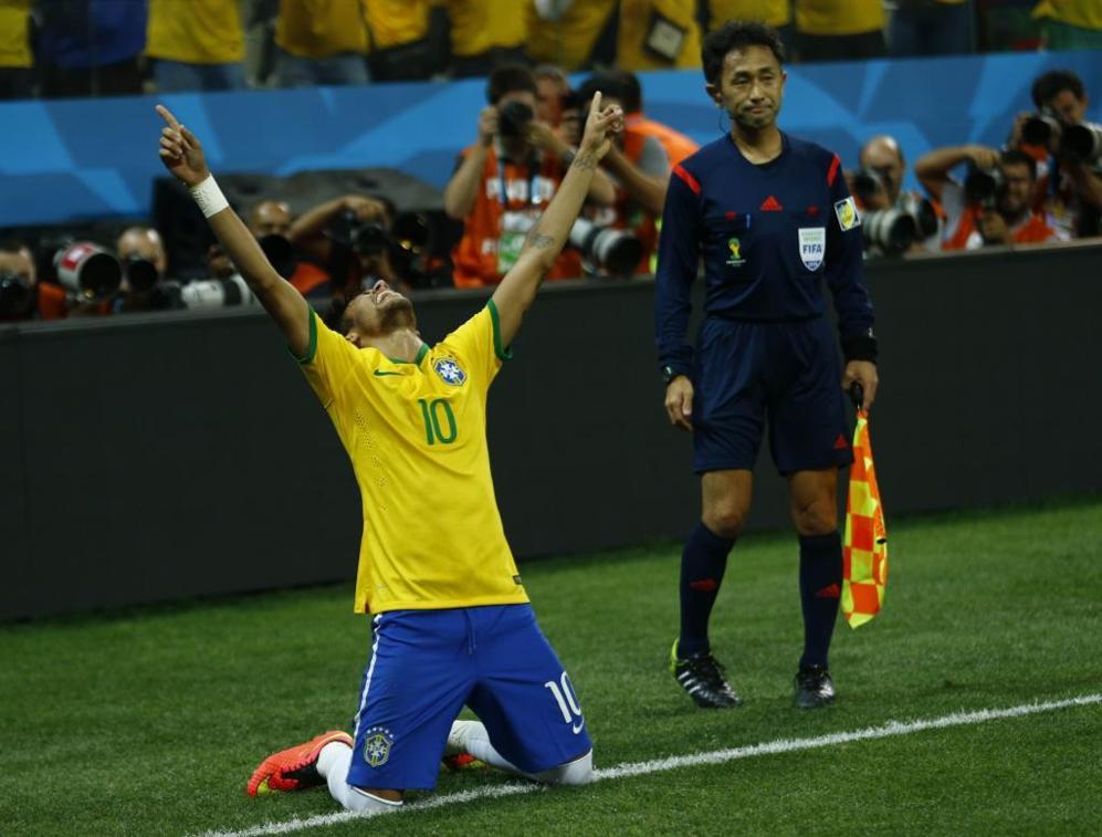 Neymar se alza junto al fénix durante partido Brasil vs Croacia