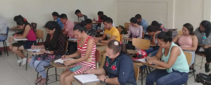 Estudiantes del turno sabatino de la UNAN - León, regresan a clases