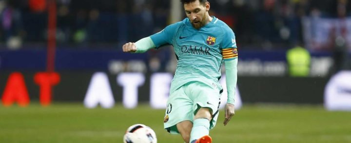 Messi juega fútbol con el enorme Hulk