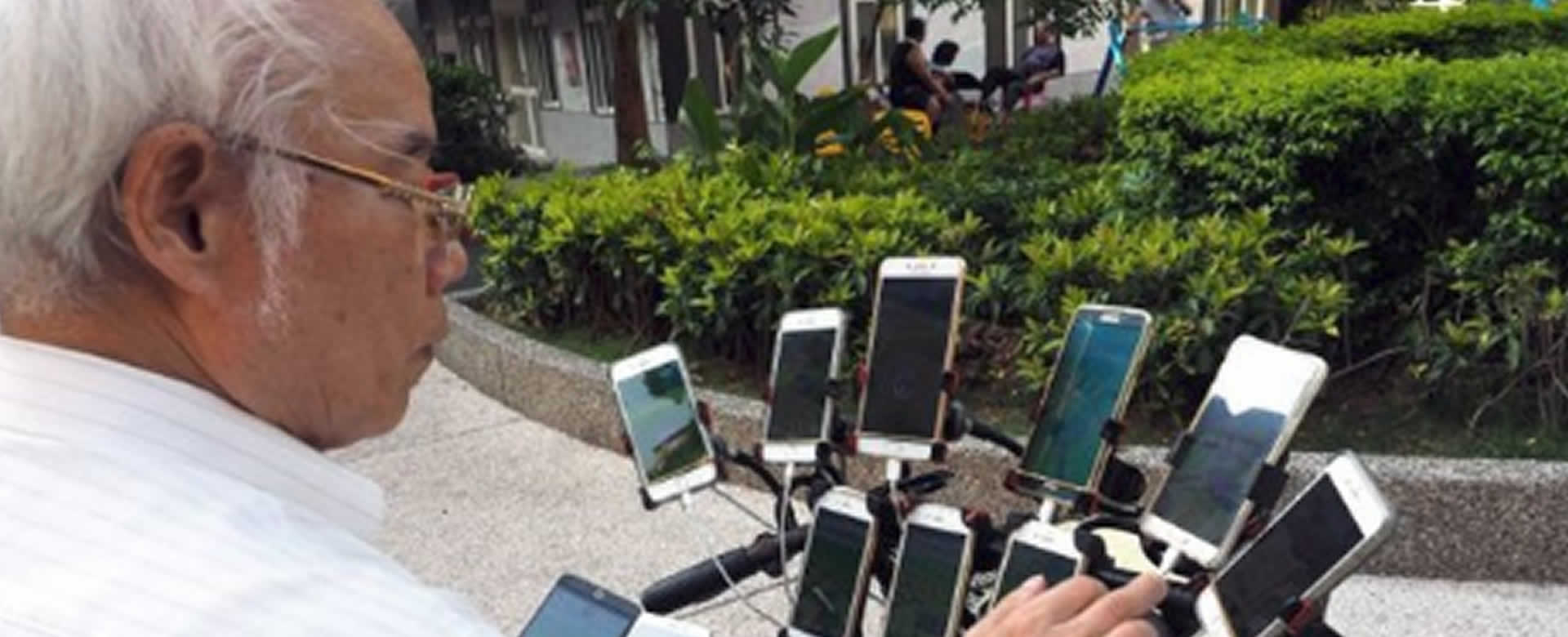 Abuelo de 70 años recorrer las calles en bicicleta junto a 11 celulares