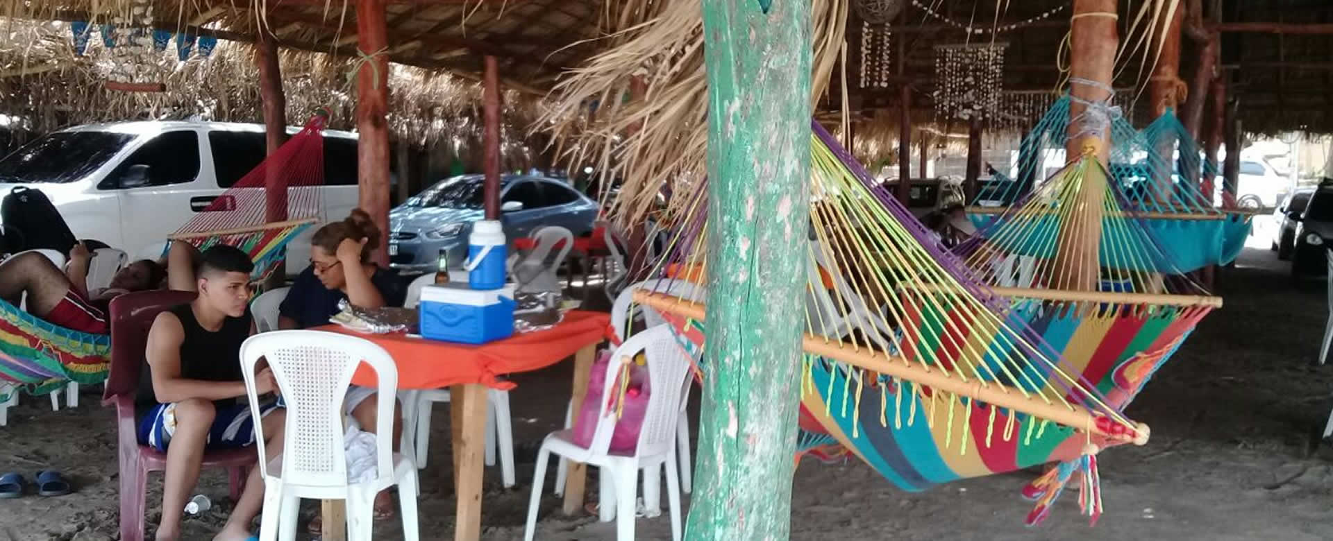 Familias disfrutan de las hermosas playas de Nicaragua