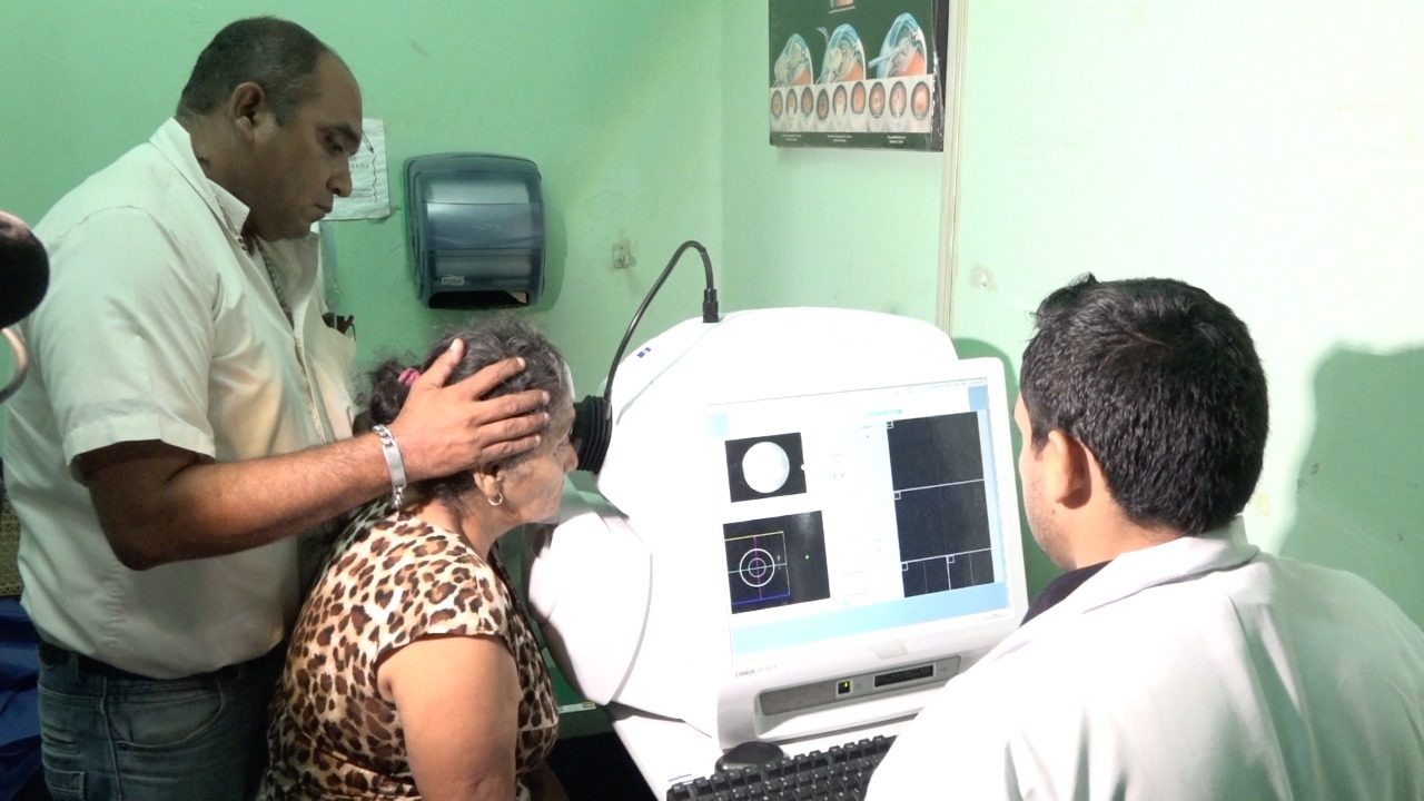 Nicaragüenses siguen recibiendo anteojos con la jornada oftalmológica