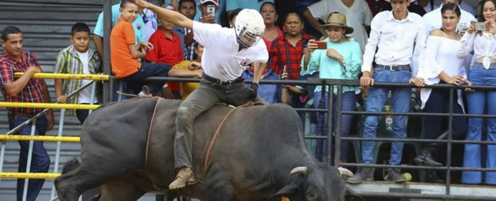 Monta de toros da la bienvenida a Santo Domingo de Guzmán