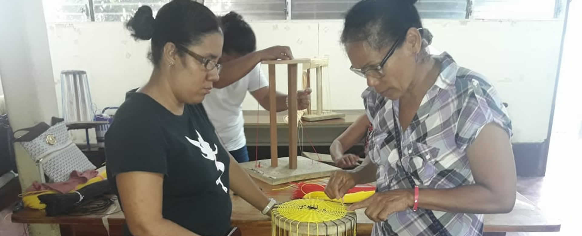 Personas ciegas de Rivas desarrollan técnicas para elaborar artesanías 