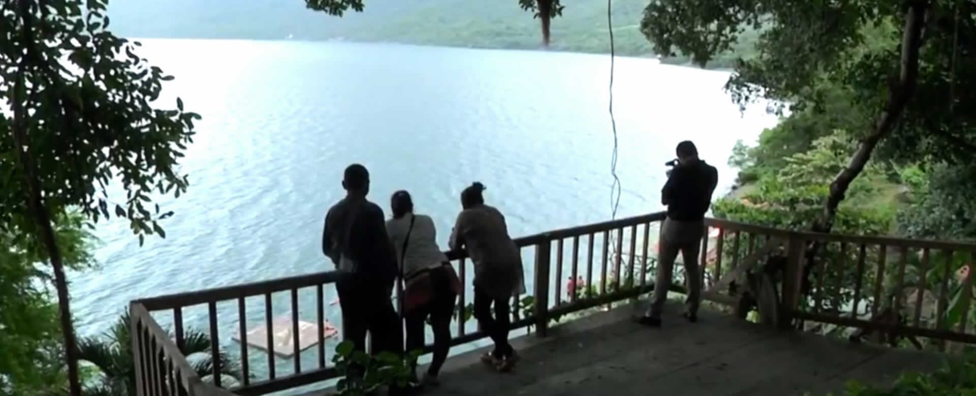 Turistas nacionales y extranjeros disfrutan de las cristalinas aguas de la Laguna de Apoyo