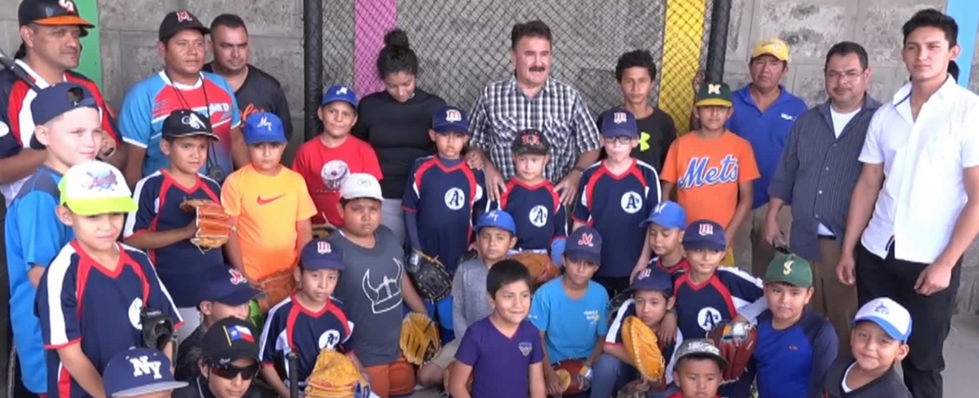 Instituto Nicaragüense de Deportes entrega utillaje deportivo a pequeños beisbolistas en Matagalpa