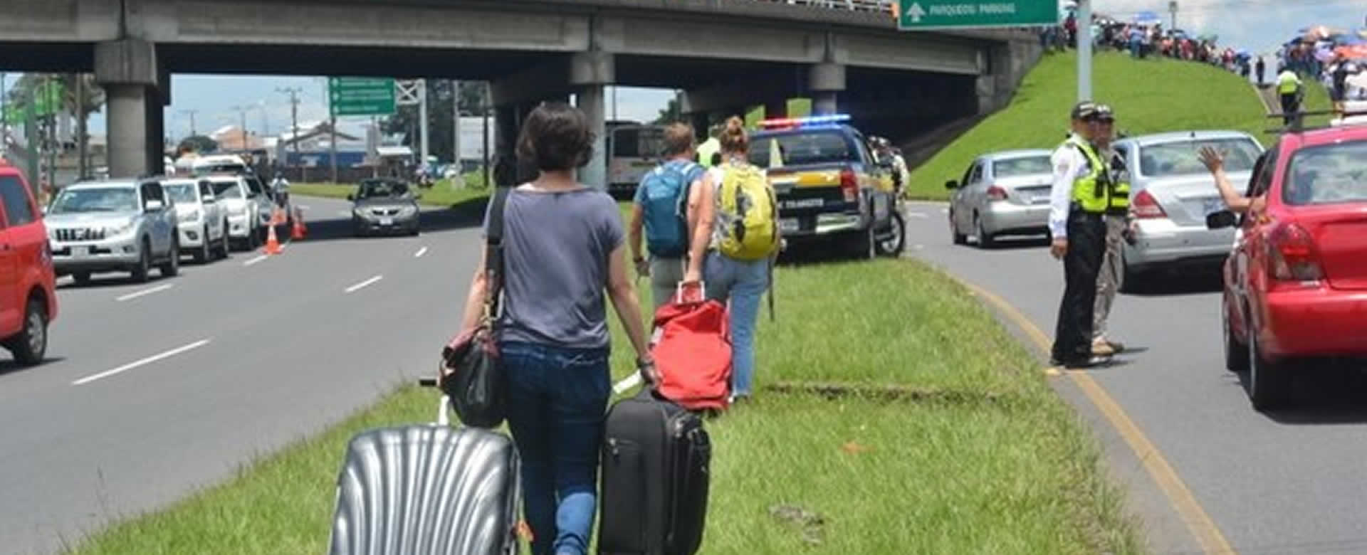 Turistas salen a pie de Costa Rica debido a bloqueo de carreteras por huelgas