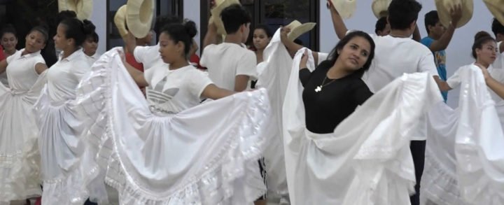 Más de 60 estudiantes se preparan para bailar “La Mora Limpia”
