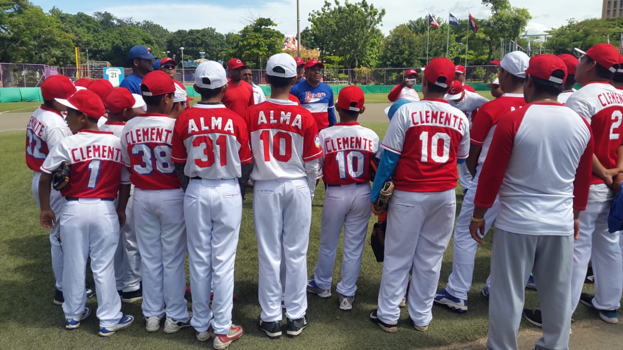 Academia infantil "Roberto Clemente" recibe clínica deportiva por el Bóer