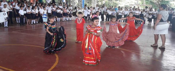 Llenos de cultura y patriotismo, Estudiantes dan apertura a las Fiestas Patrias en Bocana de Paiwas