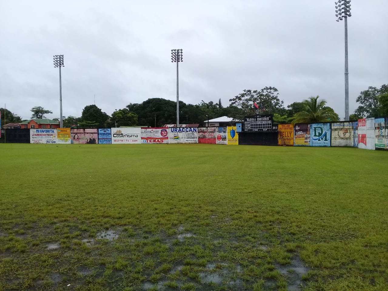 Estadio Glorias Costeñas de Bluefields con césped húmedo previó serie Costa vs Dantos