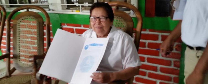 Familias del distrito III de Managua reciben su título de propiedad con alegría