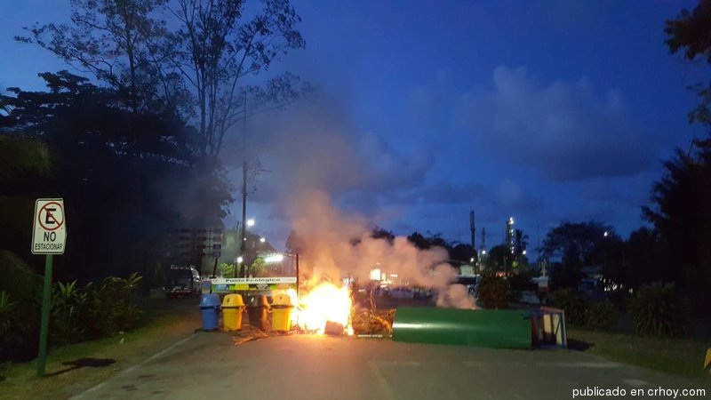 Entrada de Refinadora Costarricense de Petróleo cerrada por barricadas incendiadas
