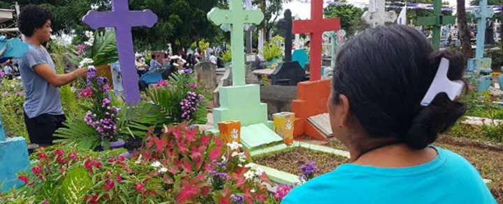 Variedad de flores se ofertan en el Cementerio Periférico de Managua