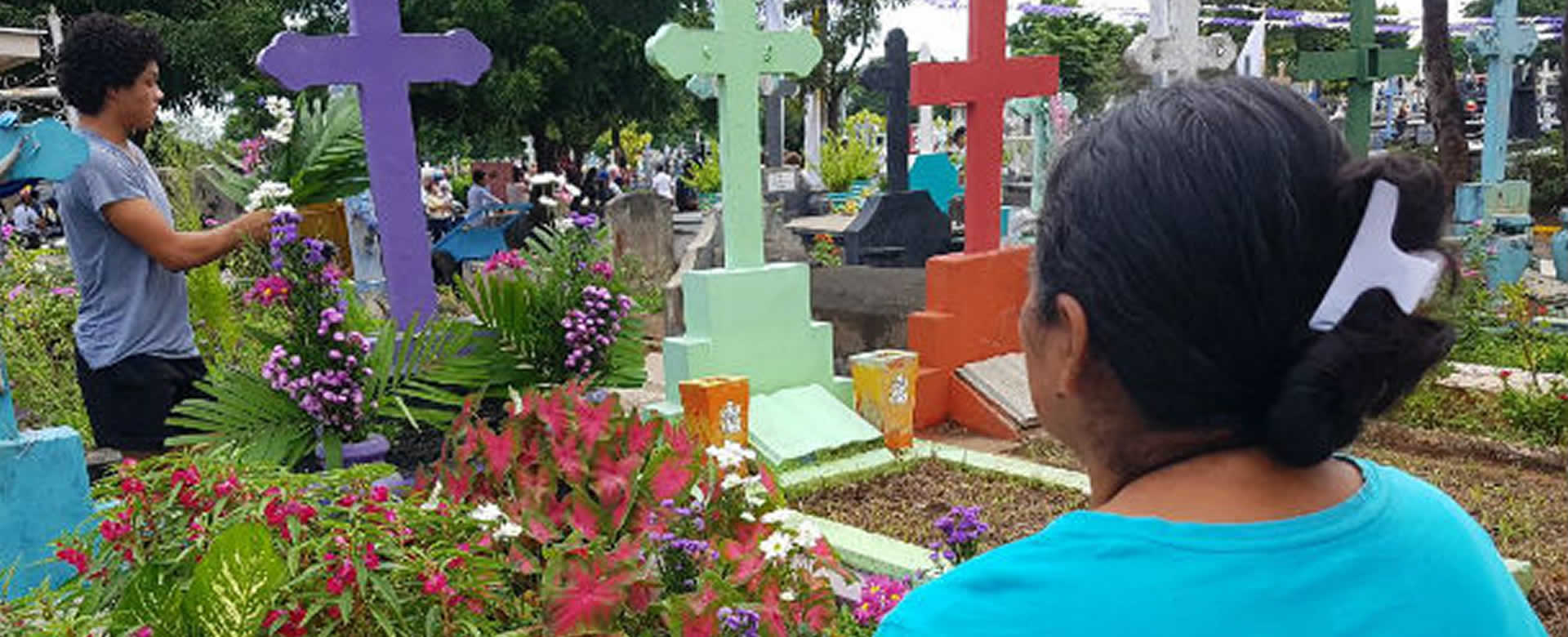 Variedad de flores se ofertan en el Cementerio Periférico de Managua