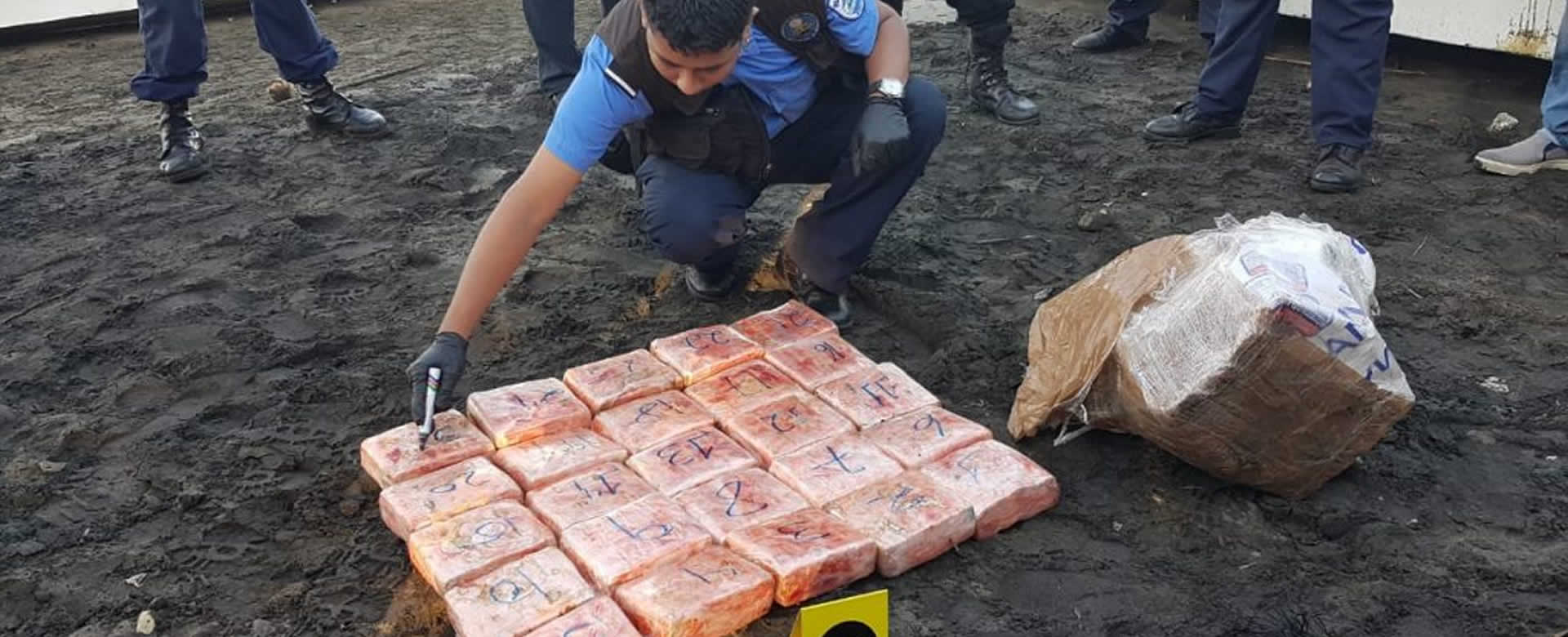 Policía Nacional incauta lancha con dólares en zona costera de El Viejo, Chinandega