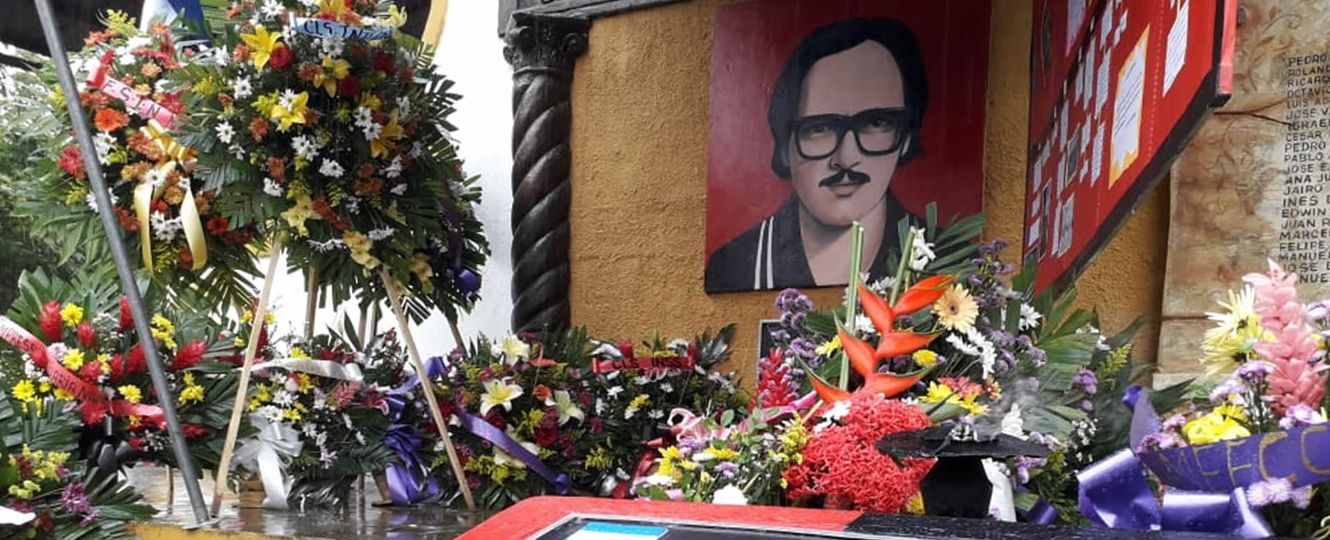 Mausoleo del Comandante Pedro Arauz Palacio es enflorado por la militancia sandinista