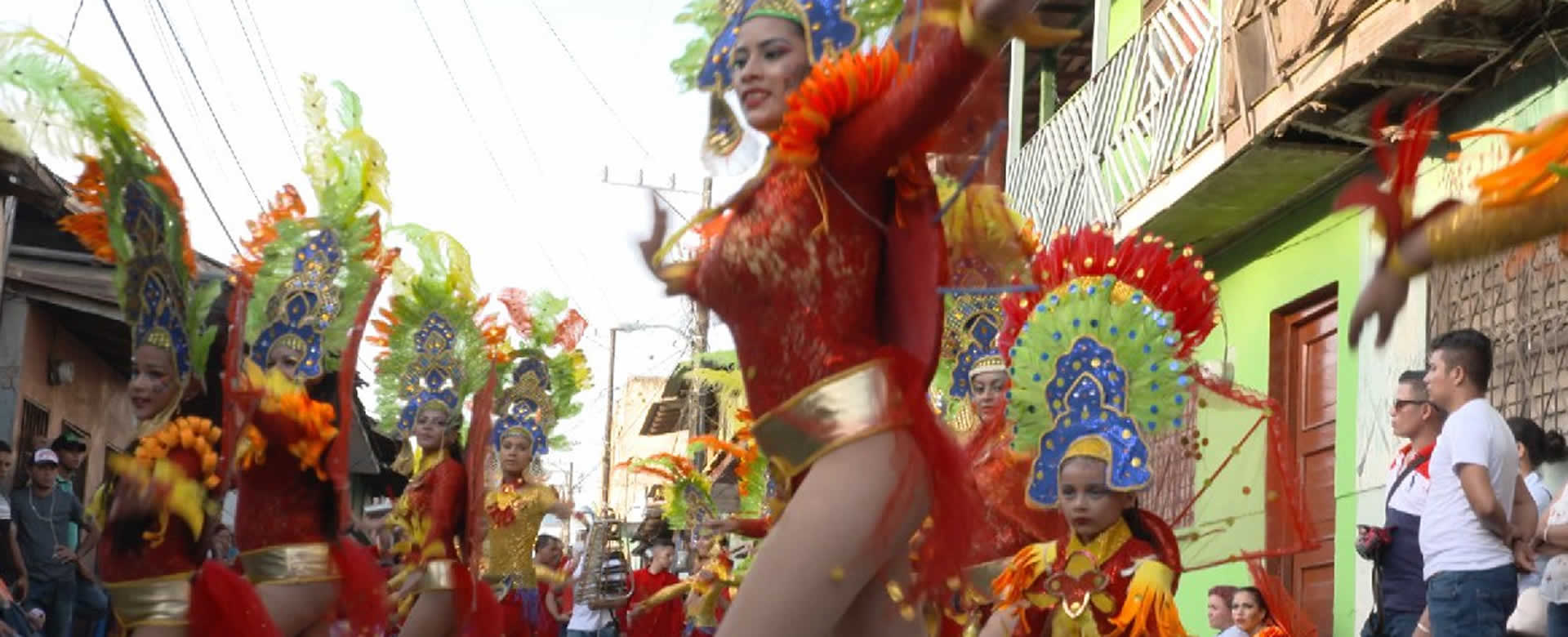 El carnaval acuático llevo la alegría a las calles de San Carlos