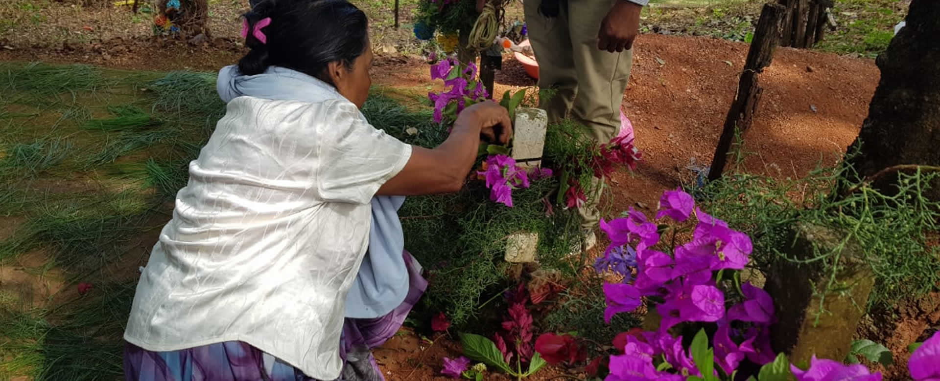 Familias honran a sus fieles difuntos en el cementerio de Totogalpa, Madriz