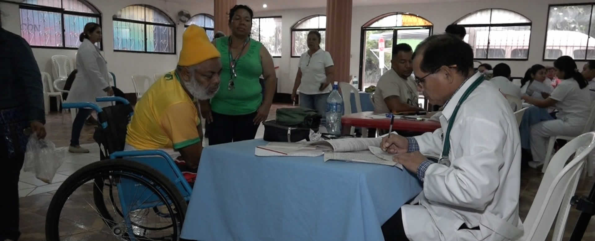 Managua: Familias acuden a la Feria de Salud en el B° Mirna Ugarte