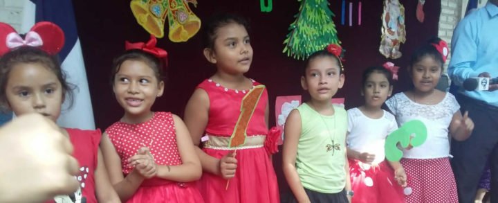 Niños de primer grado participaron en el Festival de Villancicos Navideños en Inglés
