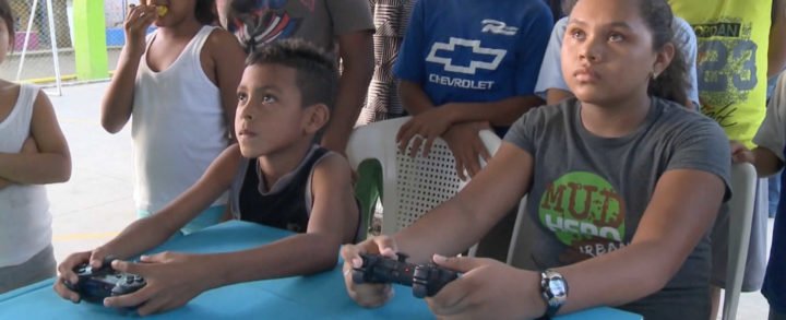 Niños y niñas del Barrio El Recreo viven una tarde de vídeo juegos