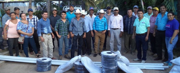 MEFCCA entrega a productores de Cosecha de Agua en Madriz kit para riego