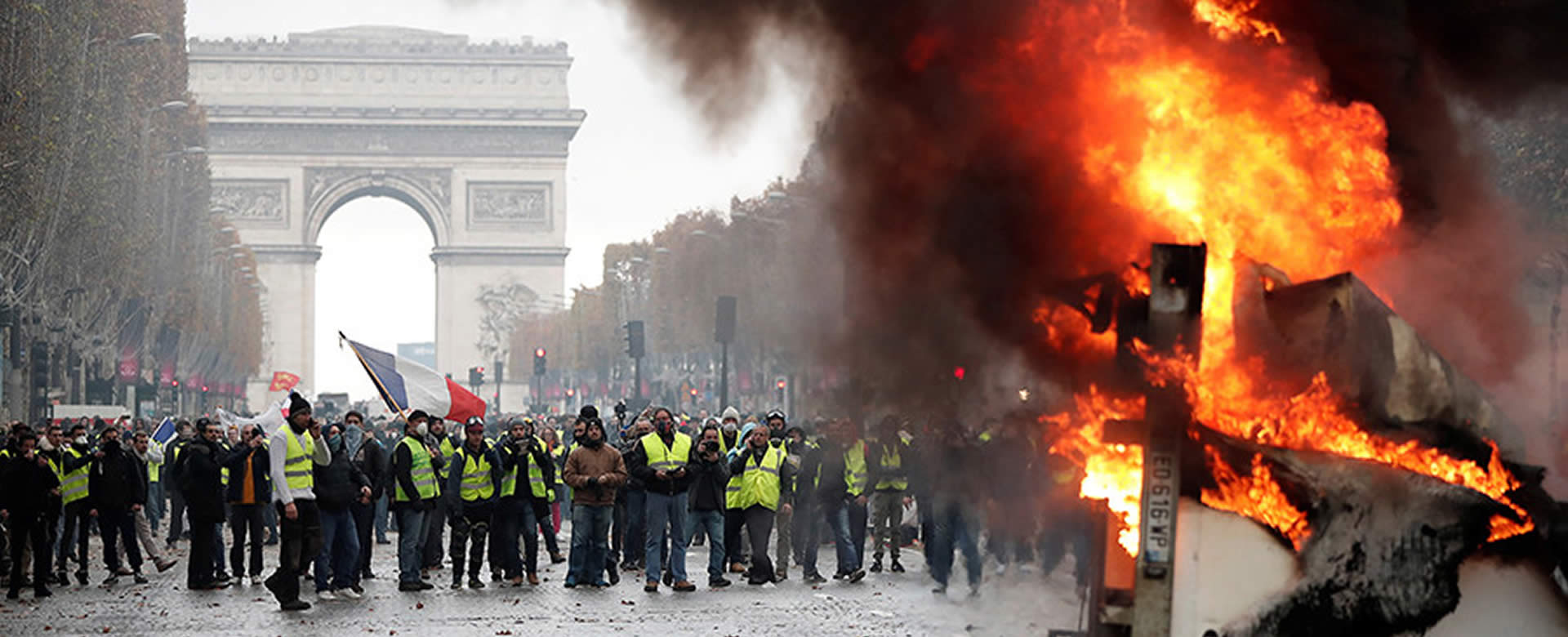 Miles de personas protestan en París por incremento en el precio de los combustibles 