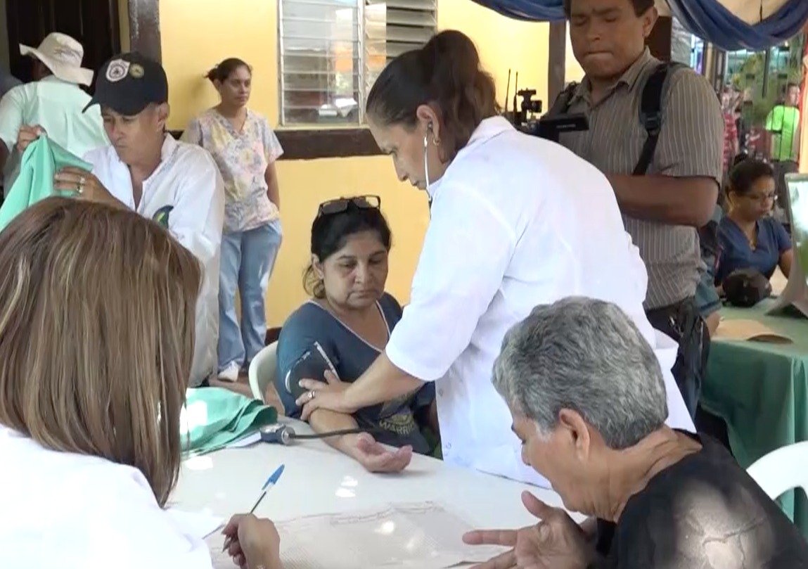 Brigadas de salud brindan servicios médicos a familias en Cementerio Periférico