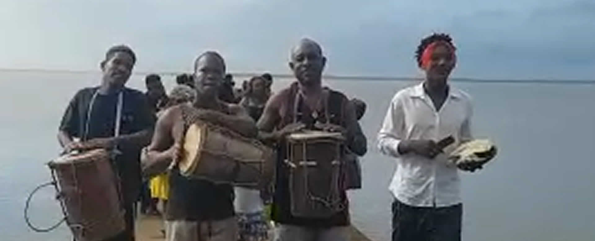 Arriba el Grupo Musical Garífuna de Honduras al puerto de Laguna de Perlas