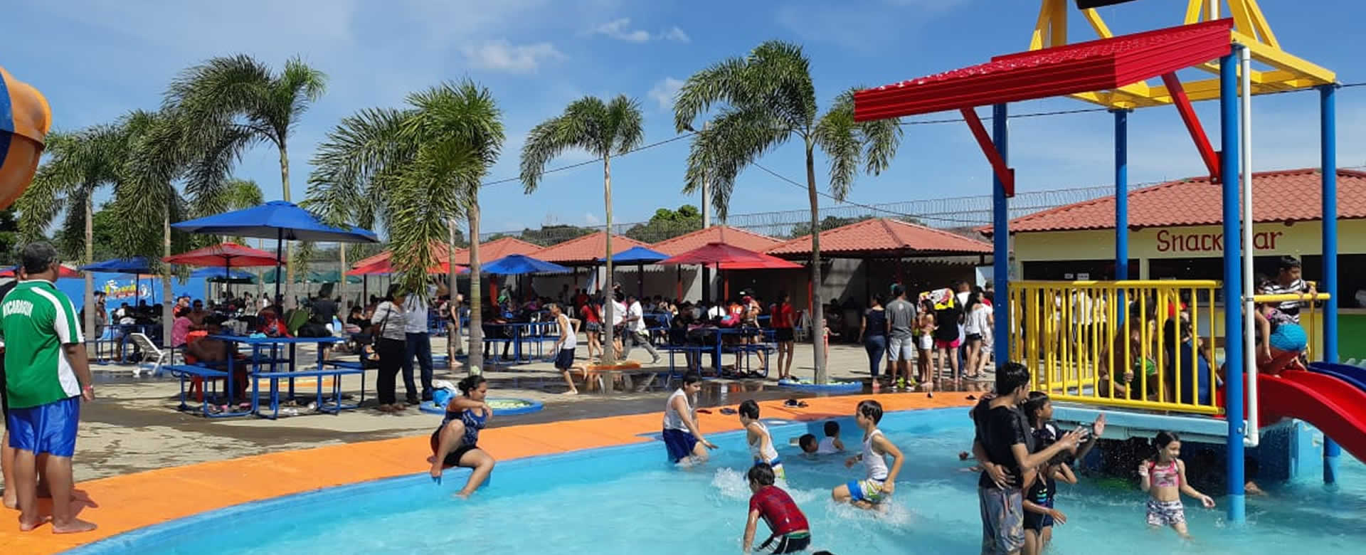 Familias disfrutan del recién inaugurado Luna Aqua Park