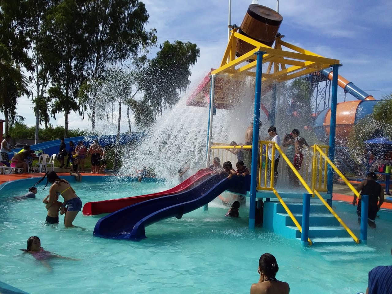 JR no aguantó las ganas de visitar el nuevo centro recreativo Luna Aqua