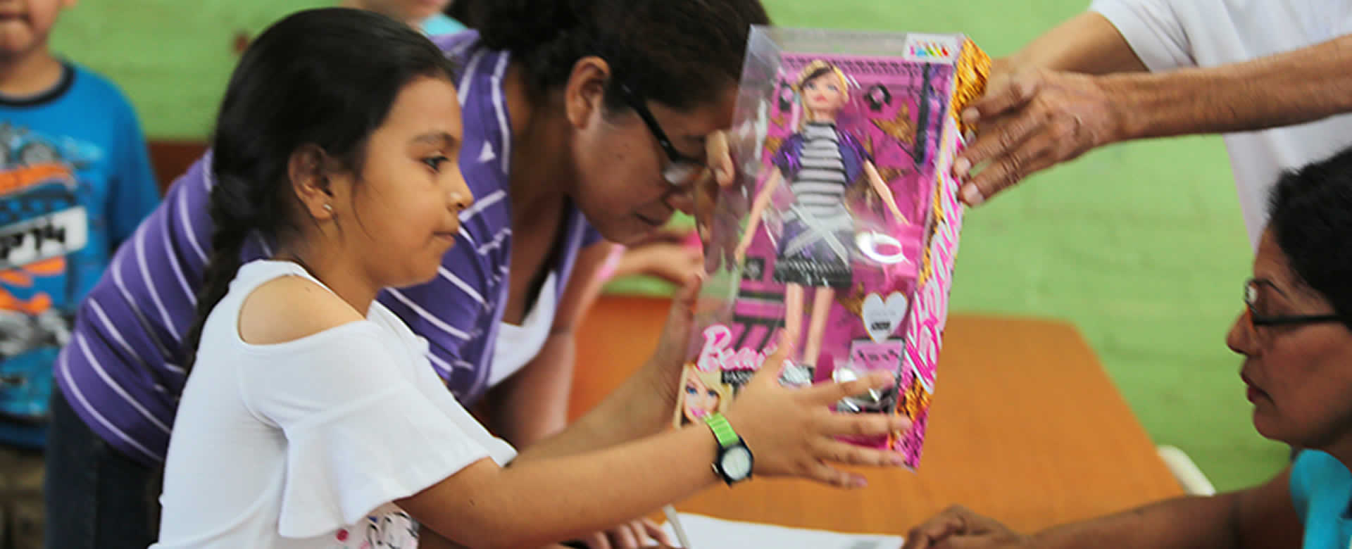 Niños y Niñas del Colegio Experimental México recibieron sus juguetes navideños