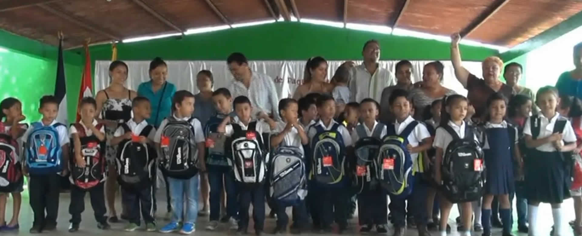 Niños del preescolar comunitario de San Rafael del Sur reciben paquetes escolares
