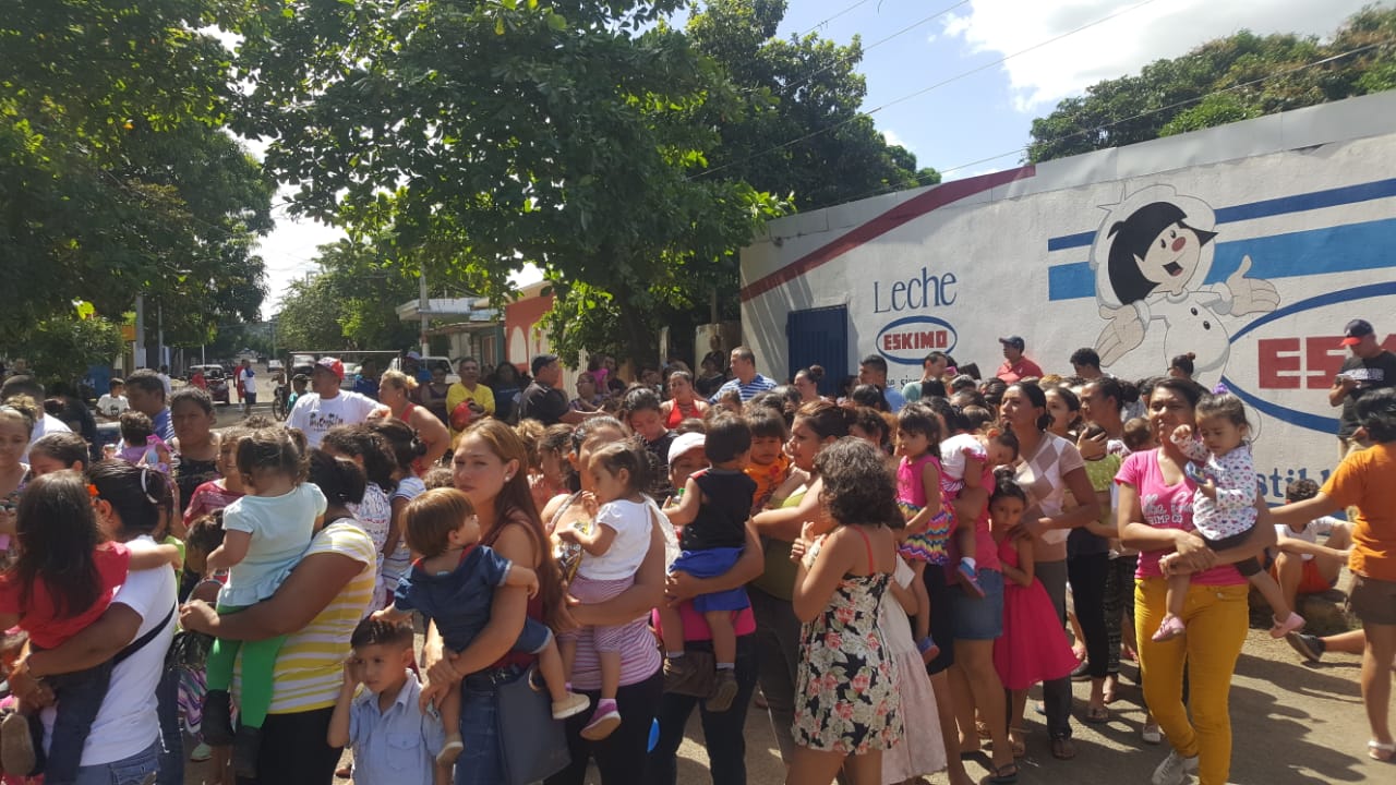 Cristofer González y Felix Alvarado entregan juguetes en sector de escuela Pablo Sexto