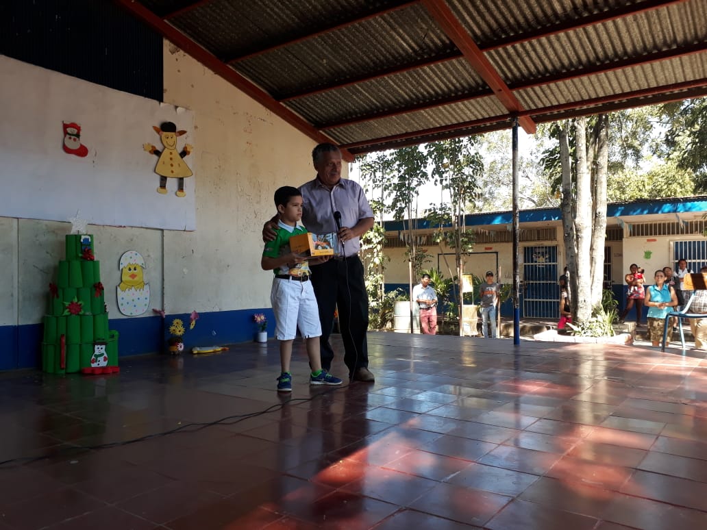 Con alegría recibe su juguete niñez de escuelas públicas en Somoto