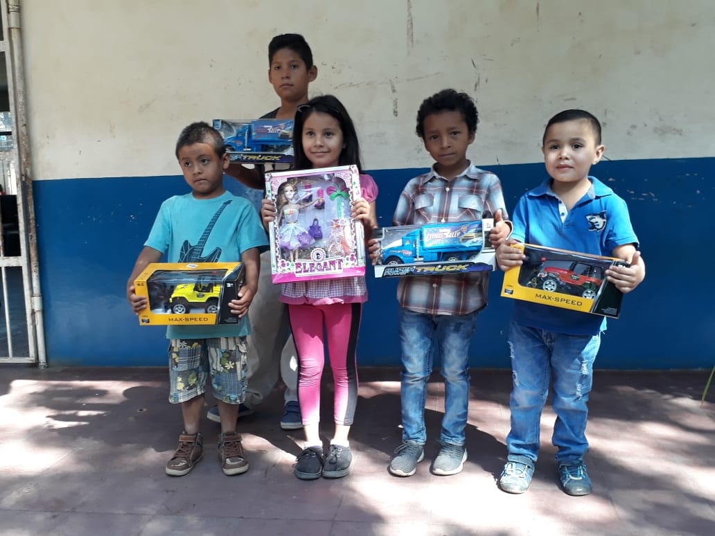 Con alegría recibe su juguete niñez de escuelas públicas en Somoto