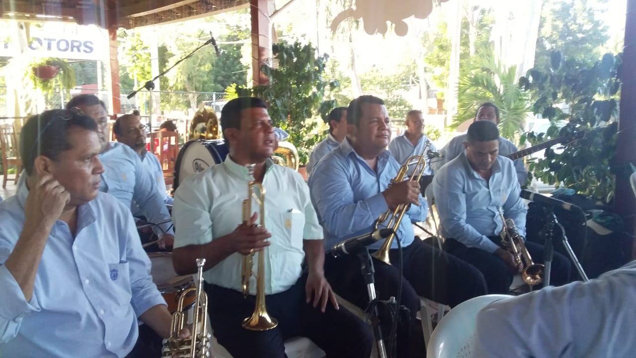 Banda municipal armoniza con cantos navideños ambiente de la Casona del Café