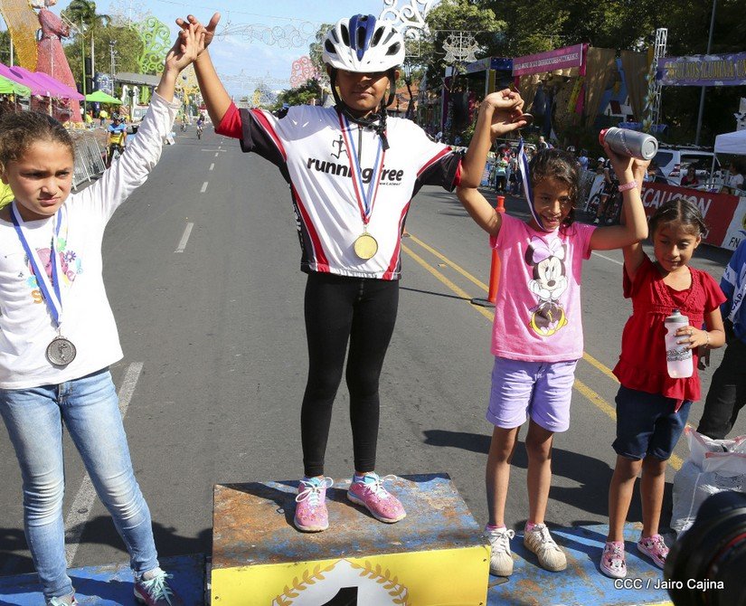 Banderillazo, arranca competencia ciclística en diferentes categorías desde Avenida de Bolívar a Chávez