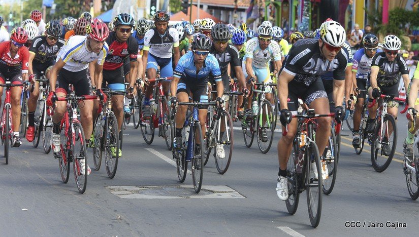 Banderillazo, arranca competencia ciclística en diferentes categorías desde Avenida de Bolívar a Chávez