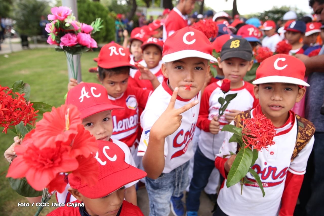 Peloteritos entregan Una Flor para Roberto Clemente tras 46 años de su paso a la inmortalidad