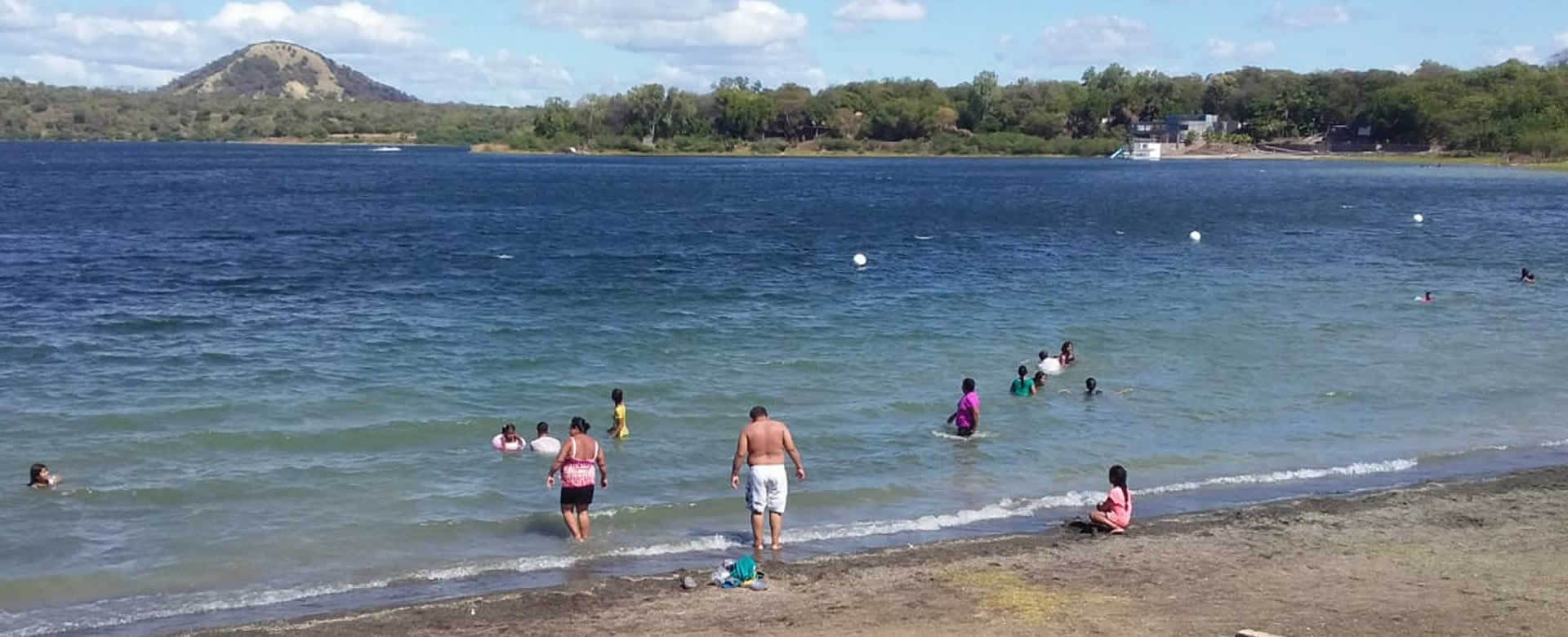 Capitalinos sofocan el calor en las aguas de La Laguna de Xiloá