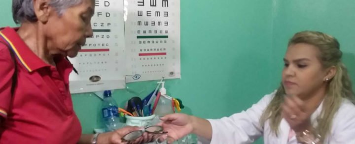 Centro Nacional de Oftalmología realiza entrega de lentes a adultos mayores