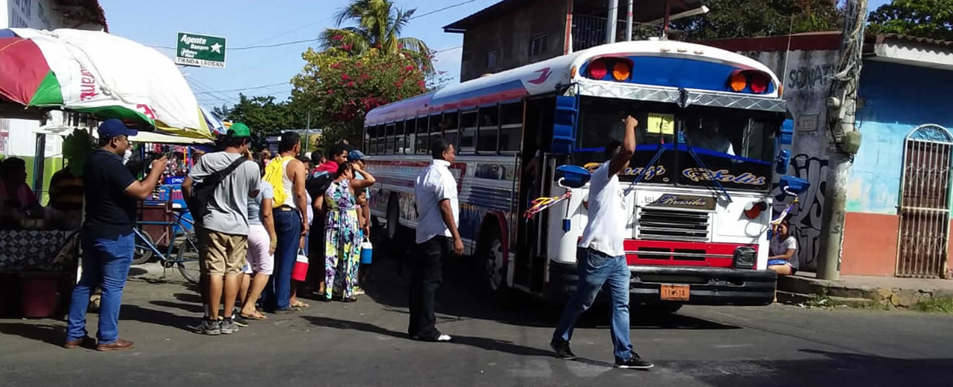 Extensas filas de buses arriban al Mercadito de Sutiaba en León