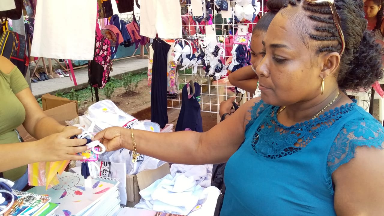 Blufileños aprovechan Feria Escolar y Campesina para realizar sus compras de útiles